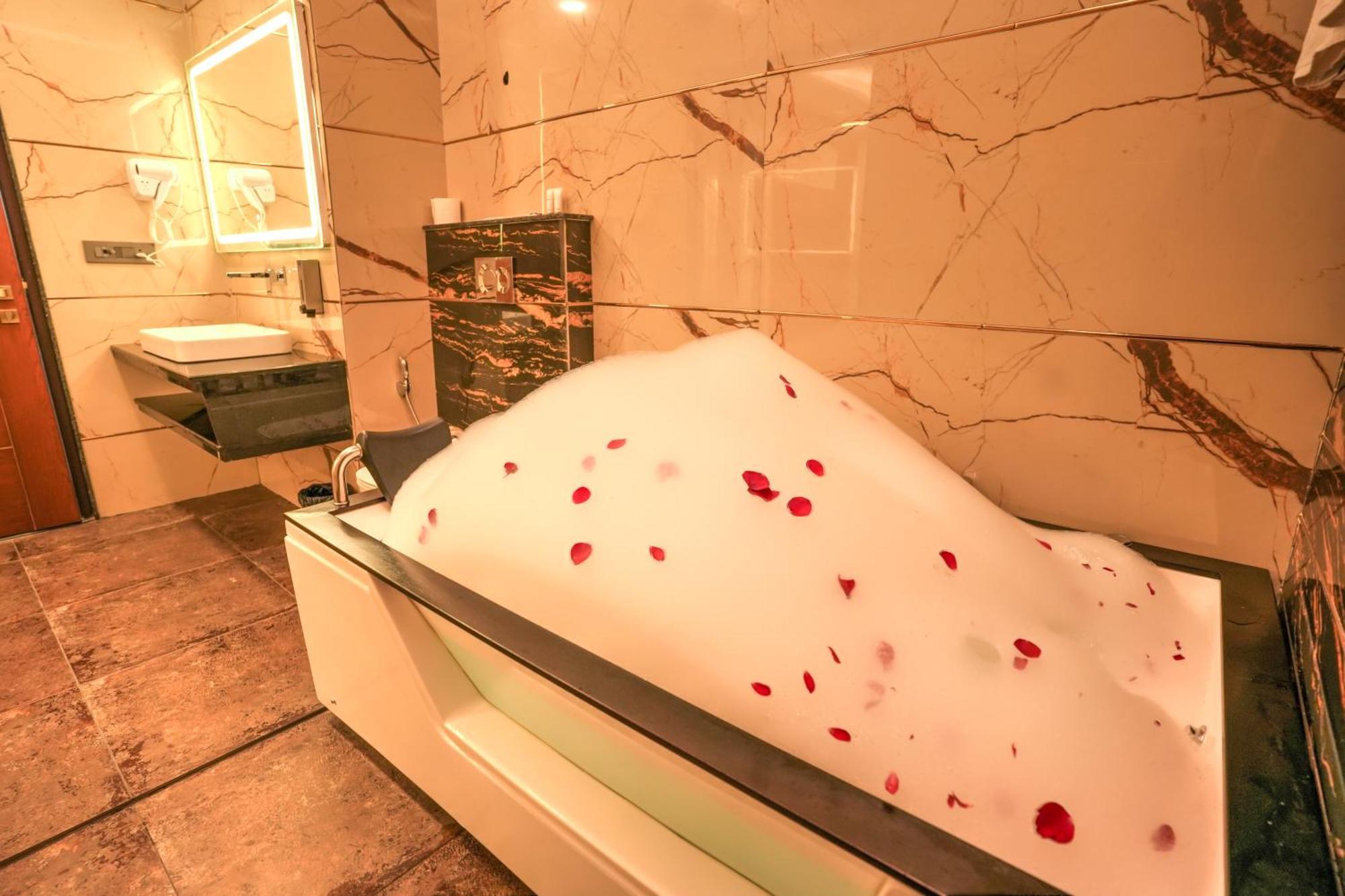Rj Hotel - Managed By Atithi House Greater Noida Eksteriør bilde