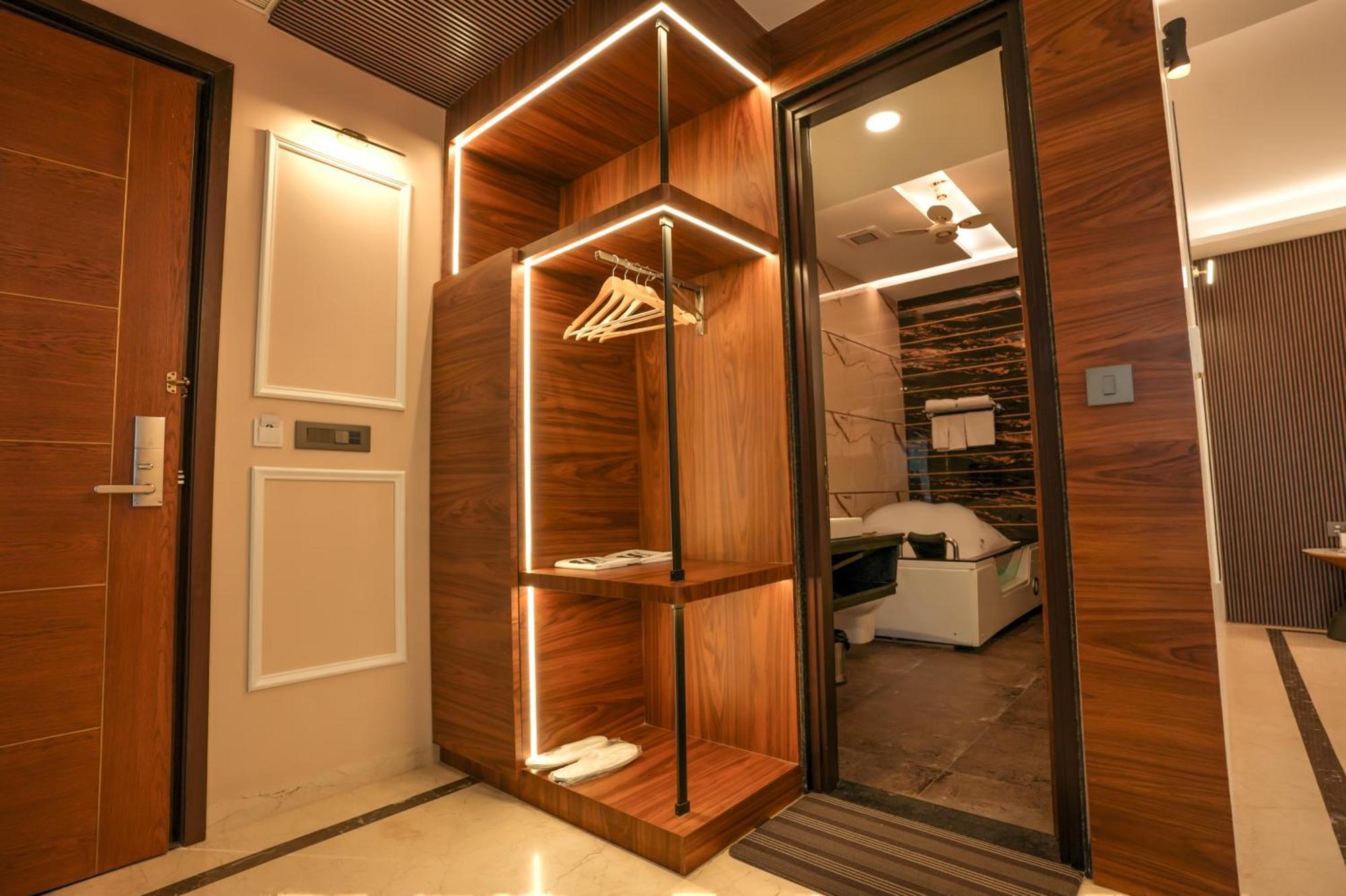 Rj Hotel - Managed By Atithi House Greater Noida Eksteriør bilde